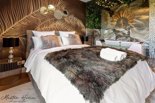 1 dormitorio con 1 cama blanca grande con una manta de piel de imitación en Gout de luxe à Narbonne T3 Climatisé, Spa, Parking, en Narbona