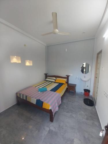 um quarto com uma cama e um tecto em Tree shadow Guest house nearby Beach em Mahabalipuram