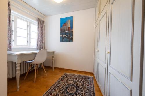 a home office with a desk and a window at Haus Amanda in Norddorf