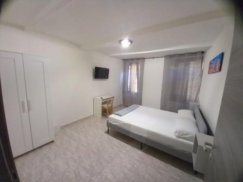 ein Schlafzimmer mit einem Bett und einem Fernseher darin in der Unterkunft Residenze Amelia in Parma