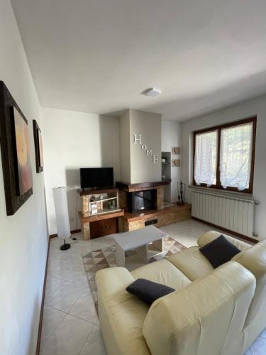阿巴迪亞聖薩瓦托的住宿－La casa di Chicca，客厅配有沙发和桌子