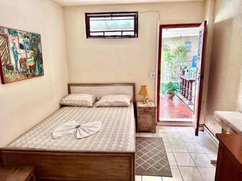 um quarto com uma cama com um laço em Pousada e Hostel Barra da Tijuca no Rio de Janeiro