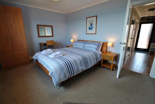 una camera da letto con un letto e due asciugamani di Sandy Sorlands Beach House- stunning seaside home a Anstruther