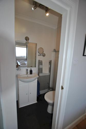 Koupelna v ubytování Sandy Sorlands Beach House- stunning seaside home