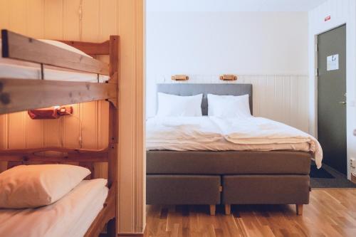 een slaapkamer met een stapelbed en een stapelbed bij Lofsdalens Fjällhotell & Hotellbyns lägenheter in Lofsdalen