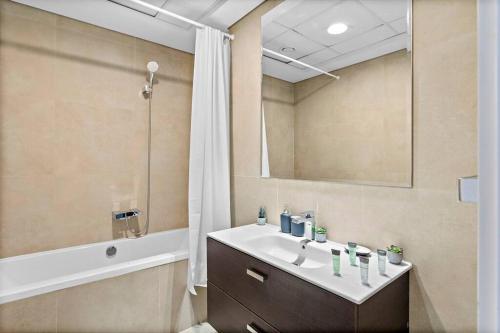 Koupelna v ubytování StoneTree - Furnished 2 BR with Maids Room in Dubai Marina