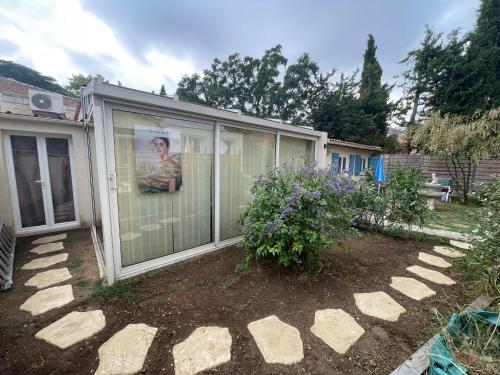 Fotografia z galérie ubytovania HOUDARLING CHALET en option Hammam Sauna Jacuzzi Privatif v destinácii Nîmes