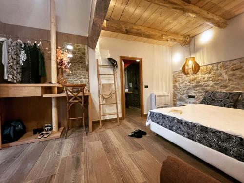 1 dormitorio con 1 cama y suelo de madera en Casa Orama Slow Living, en Archanes