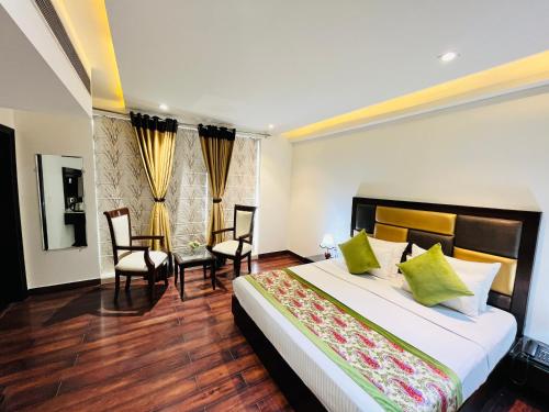 Un pat sau paturi într-o cameră la Hotel Aura IP Grand Karkardooma Metro Station New Delhi Couple friendly