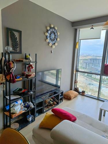 - un salon avec un canapé et une grande fenêtre dans l'établissement Miks Residence, à Istanbul