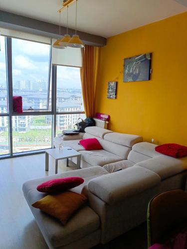 un salon avec des canapés et un mur jaune dans l'établissement Miks Residence, à Istanbul