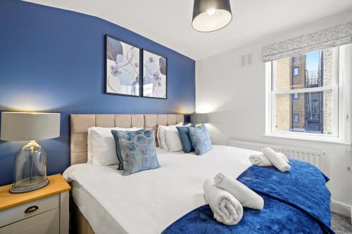 una camera con due letti e asciugamani di Camden Cottage, 2 Bedroom house in Camden Town a Londra