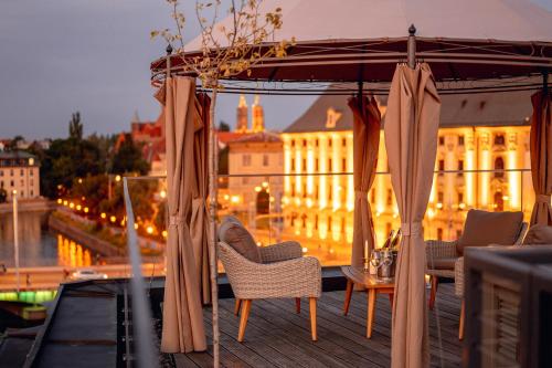 EXCLUSIVE Aparthotel MARINA في فروتسواف: شرفة مع كراسي وطاولة على السطح
