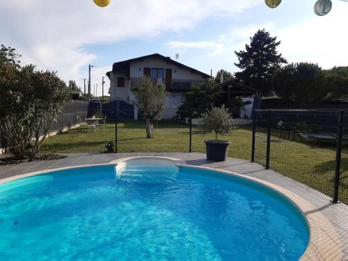 a large blue swimming pool in a yard at Maison de campagne 10 personnes. in Brizambourg