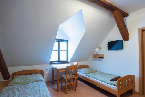 Ένα ή περισσότερα κρεβάτια σε δωμάτιο στο Hájenka Strakov