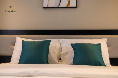 Postel nebo postele na pokoji v ubytování Hotel Lourdes, Siaya
