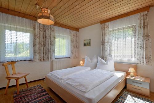 シュヴェントにあるObereinschneithofのベッドルーム1室(大型ベッド1台、窓2つ付)