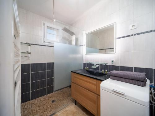 une petite salle de bain avec un lavabo et un miroir dans l'établissement Appartement T3 climatisé, Wi-Fi, à Marseille