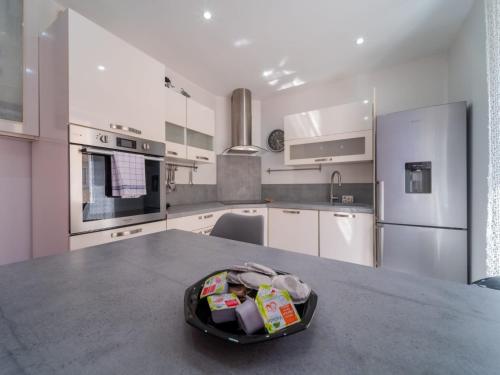 - une cuisine avec une table et un bol de nourriture dans l'établissement Appartement T3 climatisé, Wi-Fi, à Marseille