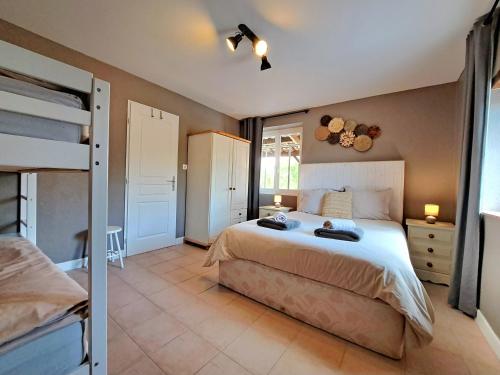 - une chambre avec un lit et des lits superposés dans l'établissement Gîte Coursaint-Pierre, à Paulhiac