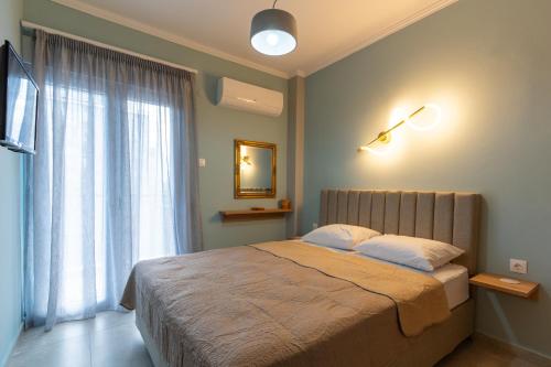 ein Schlafzimmer mit einem großen Bett und einem Fenster in der Unterkunft ID APARTMENTS Α in Thessaloniki