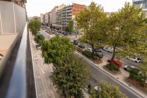 einen Blick über eine Stadtstraße mit parkenden Autos in der Unterkunft ID APARTMENTS Α in Thessaloniki