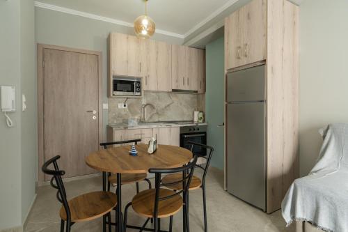 eine Küche mit einem Holztisch und Stühlen im Zimmer in der Unterkunft ID APARTMENTS Α in Thessaloniki