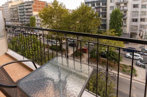 einen Balkon mit einer Metallbank und einer Stadtstraße in der Unterkunft ID APARTMENTS Α in Thessaloniki