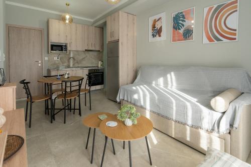 ein kleines Apartment mit einem Bett und Tischen sowie einer Küche in der Unterkunft ID APARTMENTS Α in Thessaloniki