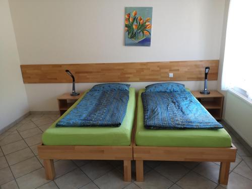 un letto con due cuscini sopra in una stanza di Gartentraum CO2 neutral a Papenburg