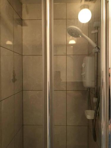 y baño con ducha con cabezal de ducha. en Beautiful 1-Bed Apartment in Cork, en Cork