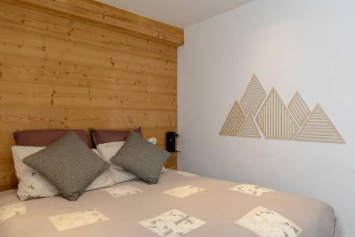 - une chambre avec un lit et un mur en bois dans l'établissement Le Refuge du Lyret - 2 Pers - Rénové, à Chamonix-Mont-Blanc