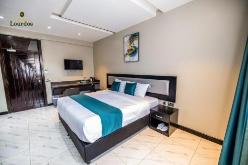 Ein Bett oder Betten in einem Zimmer der Unterkunft Hotel Lourdes, Siaya