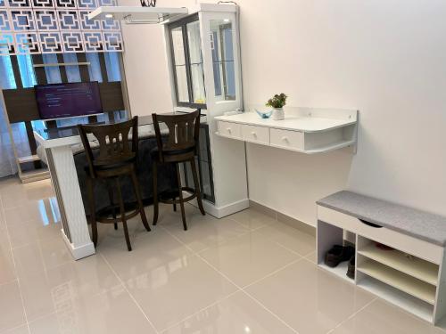 een badkamer met een bar met stoelen en een wastafel bij 1 Room Studio @ MKH Boulevard 2 in Kajang