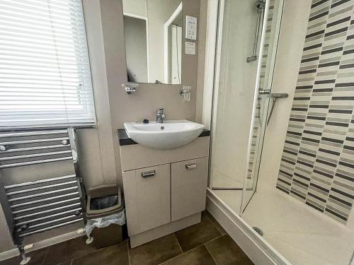 a bathroom with a sink and a shower at Stunning Dog Friendly Caravan At Manor Park, Hunstanton In Norfolk Ref 23188k in Hunstanton