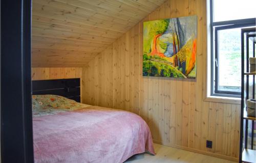 ein Schlafzimmer mit einem Bett und einem Wandgemälde in der Unterkunft Gorgeous Home In Rauland With Wifi in Torvetjørn