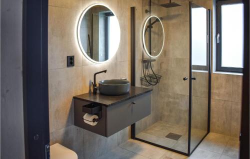 een badkamer met een wastafel en een spiegel bij Gorgeous Home In Rauland With Wifi in Torvetjørn