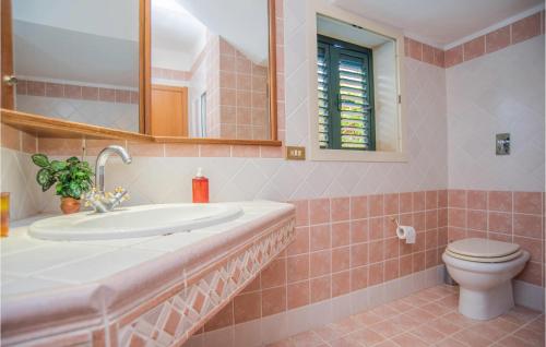 Kylpyhuone majoituspaikassa 4 Bedroom Stunning Home In Marina Di Ragusa