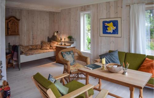 ein Wohnzimmer mit einem Sofa und einem Tisch in der Unterkunft Amazing Home In Sandefjord With Wifi in Sandefjord