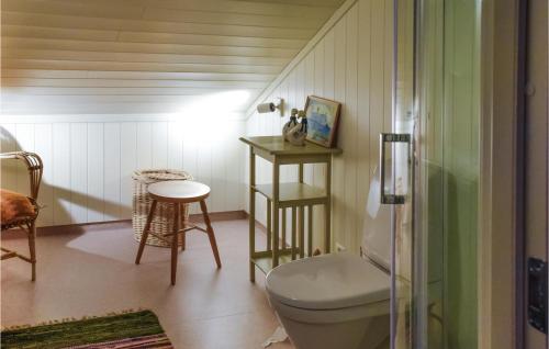bagno con servizi igienici e sgabello. di Amazing Home In Sandefjord With Wifi a Sandefjord