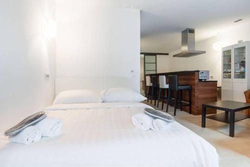 een slaapkamer met 2 bedden en handdoeken bij Eglise catholique - Cosy and bright apartment in Montreux in Montreux