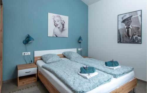2 Betten in einem Zimmer mit blauen Wänden in der Unterkunft Nice Home In Barban With Outdoor Swimming Pool in Barban