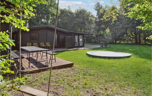 um quintal com uma cabana e um trampolim em 4 Bedroom Awesome Home In Frederiksvrk em Frederiksværk