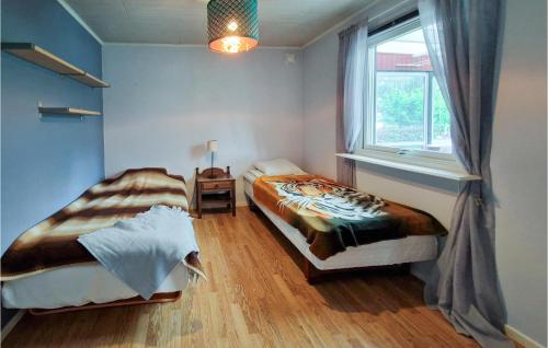 1 dormitorio con 2 camas y ventana en Amazing Home In Ljungby With Harbor View en Ljungby
