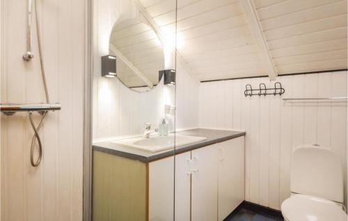 a bathroom with a sink and a mirror at Awesome Home In Toftlund With 3 Bedrooms And Wifi in Arrild