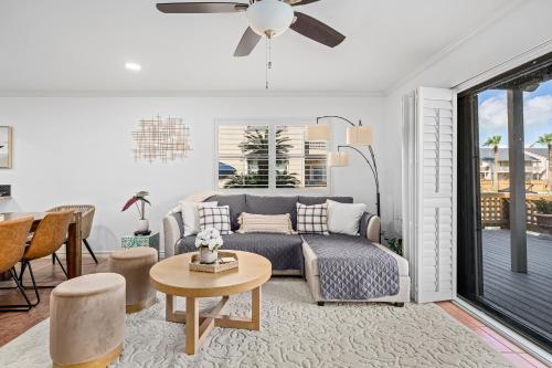 una sala de estar con un sofá y una mesa en The BS Lake House, en Rockport