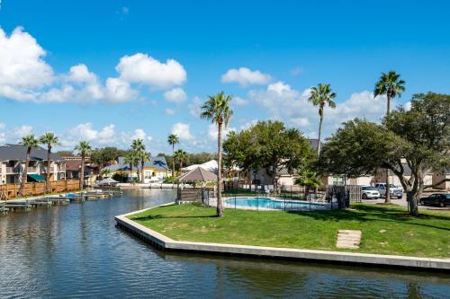 vistas a un río con palmeras y casas en The BS Lake House, en Rockport
