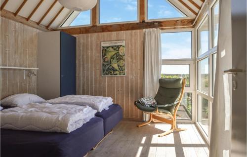 ロッケンにあるAwesome Home In Lkken With Wifiのベッドルーム1室(ベッド1台、椅子、窓付)