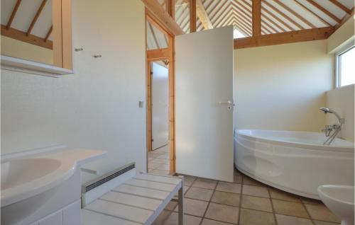 ロッケンにあるStunning Home In Lkken With 3 Bedrooms, Sauna And Wifiのバスルーム(バスタブ、シンク付)