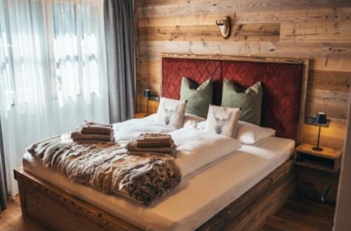 Ένα ή περισσότερα κρεβάτια σε δωμάτιο στο Alpe Chalets Goldener Hirsch